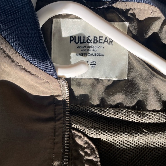 Pull and bear Bomber Jacket ( very light ) - Picture 3 of 5